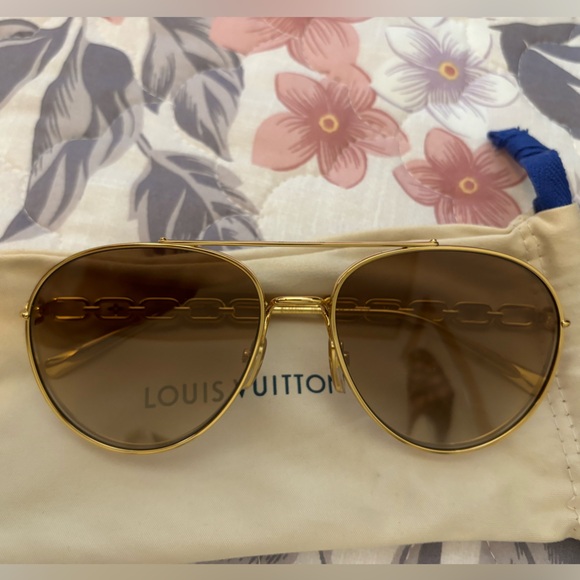 Louis Vuitton Chain Pilot Sunglasses 🕶️ - Picture 5 of 8